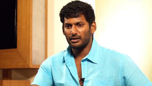 அவசர அவசரமாக மருத்துவமனையில் சேர்க்கப்பட்ட விஷால்! பதறிய படக்குழு Vishal
