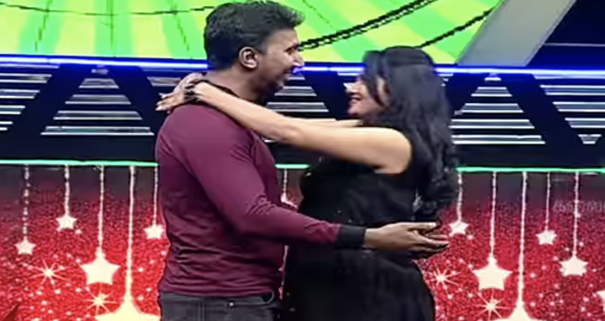 பிரபல ரிவியில் நடுவருடன் ஜுலி ஆடிய நடனம்… வைரலாகும் ரொமான்ஸ் காட்சி romance