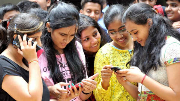 பெண்களின் ரகசிய தகவல்கள் (அ) புகைப்படங்கள் வெளியாக இதுவும் ஒரு காரணம்.! smartphone-user