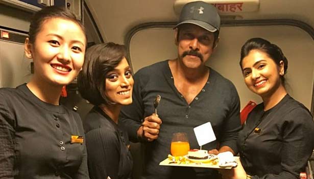 விக்ரமுக்கு இன்ப அதிர்ச்சியளித்த விமான பணி பெண்கள் Air-Hostess-pleasant-shock-to-Vikram