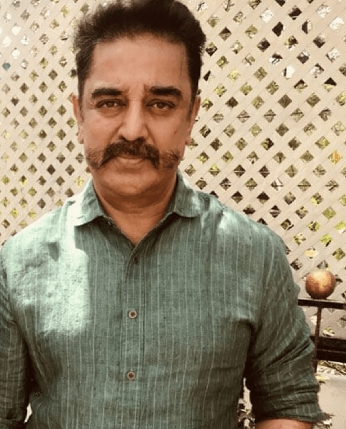 இந்தியன் 2 படத்திற்காக கமல் மாற்றிய கெட்டப், ரசிகர்கள் இன்ப அதிர்ச்சி - புகைப்படம் உள்ளே 3 Screen Shot 2018 03 19 at 10.03.04 PM 2 |