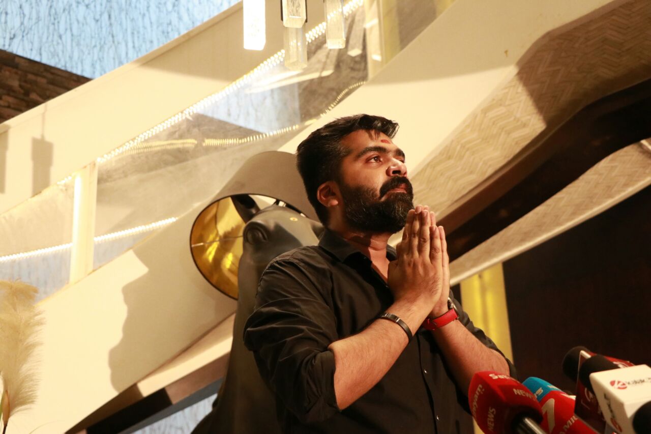 சி.எஸ்.கே. கேப்டன் தோனிக்கு நடிகர் சிம்பு வைத்த கோரிக்கை! #WewantCMB simbu