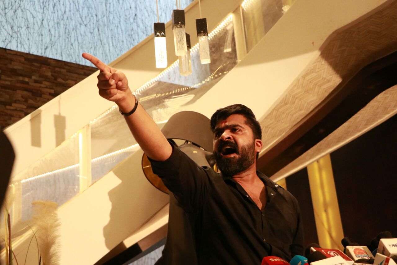 சி.எஸ்.கே. கேப்டன் தோனிக்கு நடிகர் சிம்பு வைத்த கோரிக்கை! #WewantCMB 2 simbu1 |