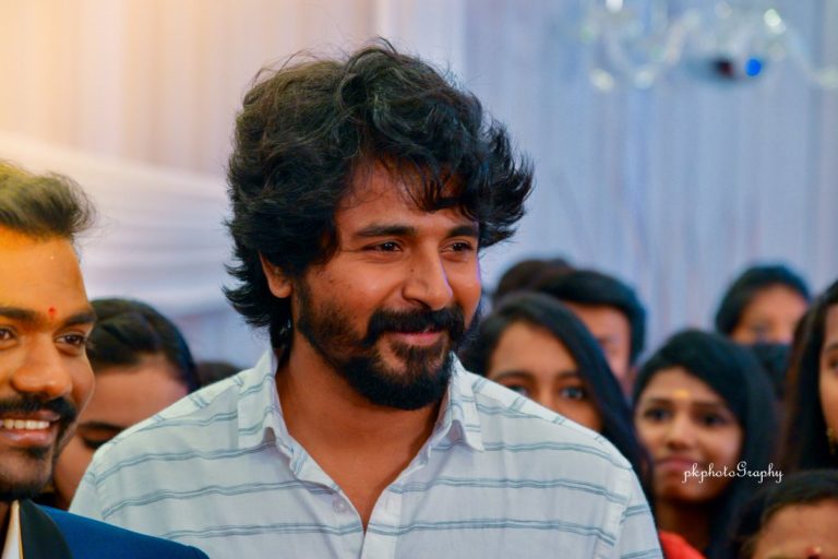 Sivakarthikeyan-touches-new-feet-in-Twitter_thinatamil