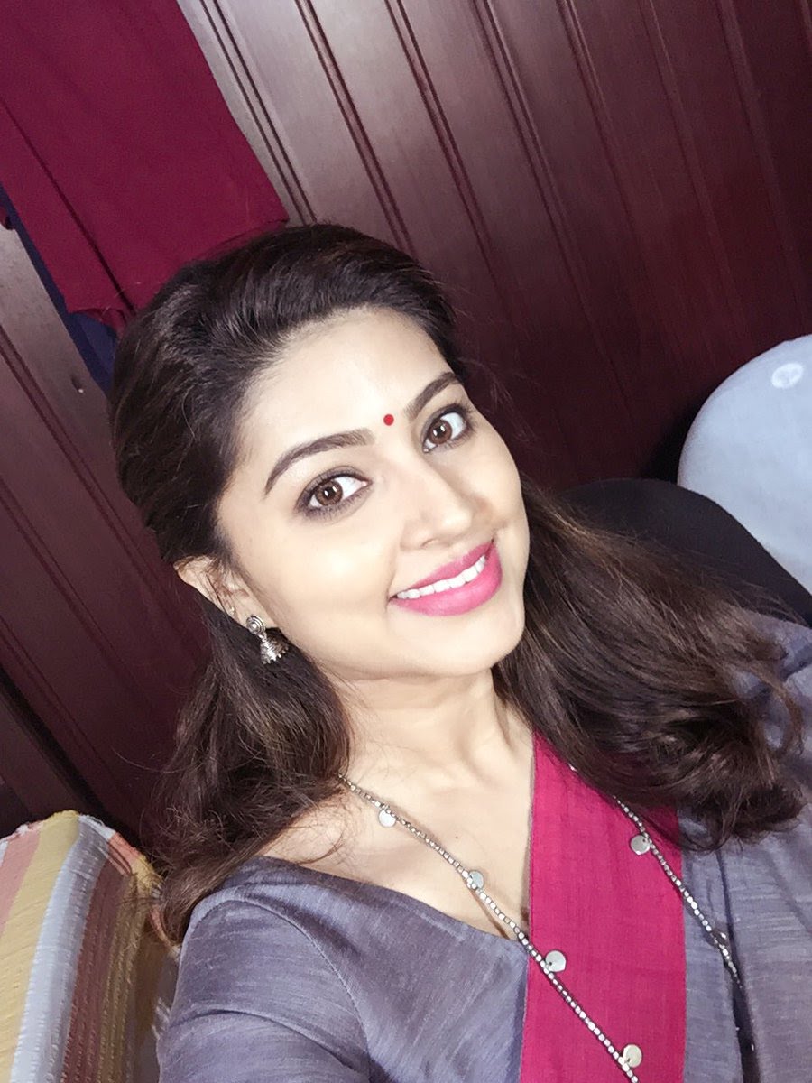 ரசிகர்களை அதிர்ச்சியடைய வைத்த சினேகா..! ரசிகர்களை அதிர்ச்சியடைய வைத்த சினேகா..!