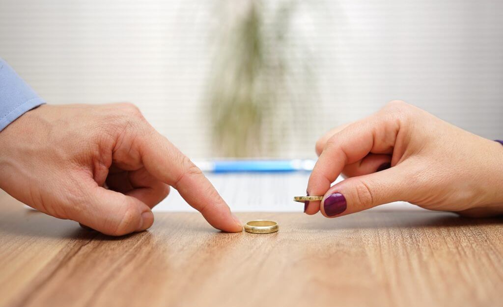 விவாகரத்தை பெண்கள் விரும்புகிறார்களா? – புதிய தகவல்கள் women-like-Divorce_thinatamil