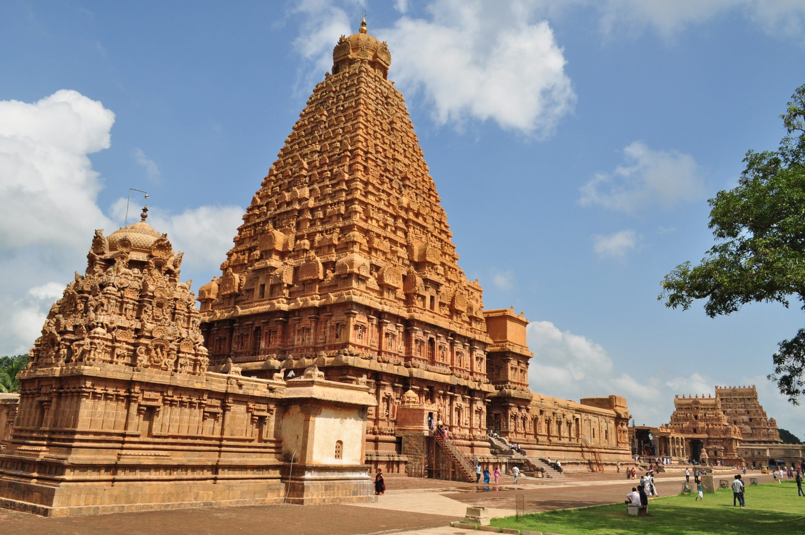 தஞ்சை பெரிய கோயிலுக்கு செல்வோரின் நூதன வழிபாடு தஞ்சை பெரிய கோயிலுக்கு செல்வோரின் நூதன வழிபாடு