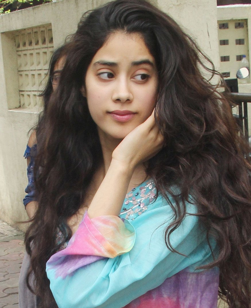 ஜான்வியிடம் சில்மிஷம் செய்த இளைஞர் Jhanvi-Kapoor-flirting-by-a-boy-thinatamil