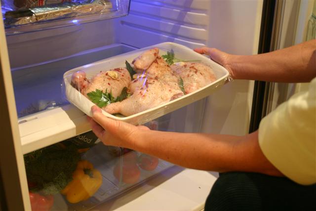 சிக்கனை பிரிட்ஜில் வைத்து சாப்பிடுவதால் ஏற்படும் ஆபத்து! chicken-in-fridge-problems_thinatamil