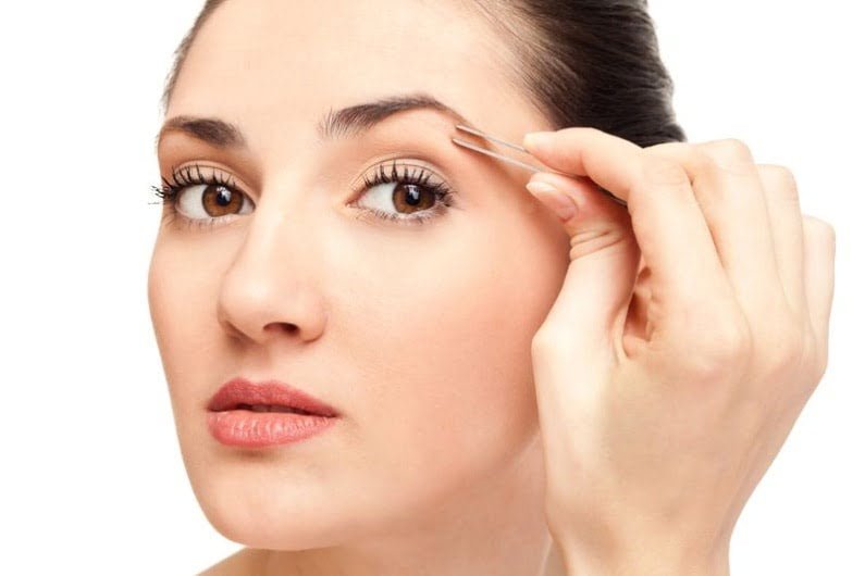 புருவம் காக்க வீட்டிலேயே பின்பற்றக்கூடிய இயற்கை வழிமுறைகள் eyebrow-care-tips_thinatamil