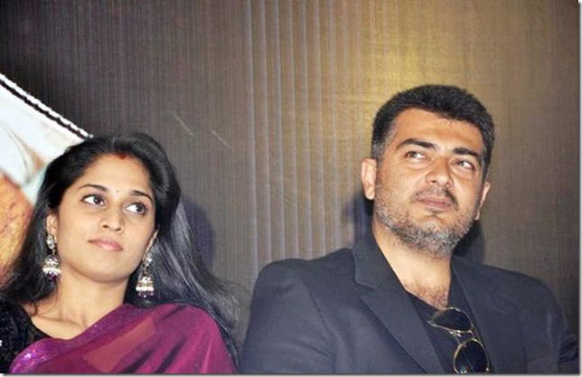 நீண்ட இடைவேளைக்கு பிறகு ஒன்றாக வெளியே வந்த அஜித்-ஷாலினி- விசுவாசம் லுக்கில் எப்படி இருக்கார் பாருங்க