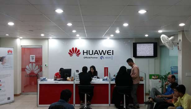 Huawei-free-service-to-damaged-smartphones-Kerala-flood_thinatamil