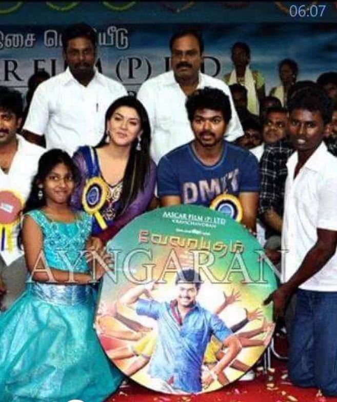 மொத்த கூட்டத்திற்கும் நடுவே தனி நட்சத்திரமாய் திகழ்ந்த விஜய்! 2 vijay fans thinatamil |