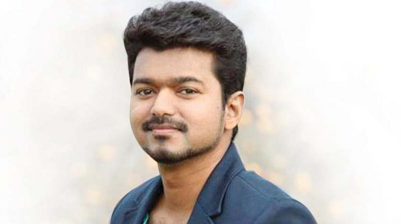 மொத்த கூட்டத்திற்கும் நடுவே தனி நட்சத்திரமாய் திகழ்ந்த விஜய்! மொத்த கூட்டத்திற்கும் நடுவே தனி நட்சத்திரமாய் திகழ்ந்த விஜய்!