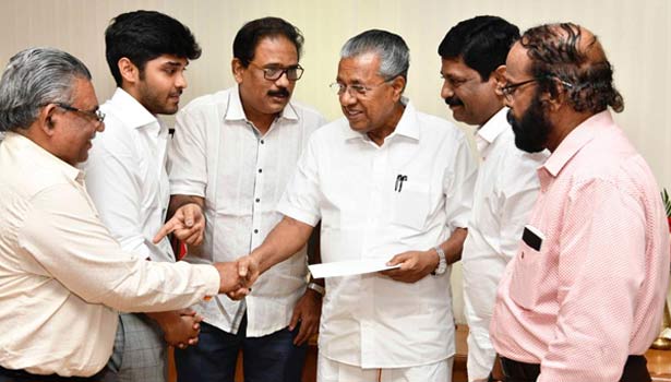 வர்மா படத்துக்காக பெற்ற முதல் சம்பளத்தை கேரள வெள்ள நிவாரணத்துக்கு வழங்கிய துருவ் விக்ரம் Dhruv-Vikram-donates-his-first-salary-to-Kerala-Flood-Relief_thinatamil