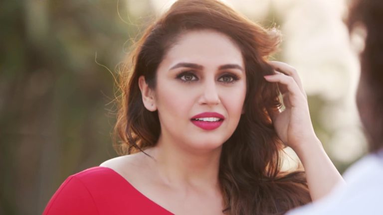 Huma-Qureshi-bikini-dress-in-beach-thinatamil