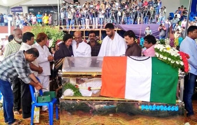 மறைந்த நடிகர் அம்பரிஷ் உடலை பிடித்துக்கொண்டு தேம்பி தேம்பி கதறி அழுத அர்ஜுன்- வைரலாகும் வீடியோ