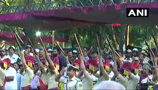 21 குண்டுகள் முழங்க நடிகர் அம்பரீஷ் உடல் தகனம் செய்யப்பட்டது 2 Ambareesh 1. thinatamil |