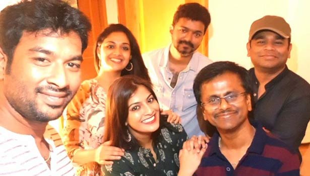 மிக்ஸி, கிரைண்டருடன் கேக் வெட்டி கொண்டாடிய சர்கார் படக்குழு