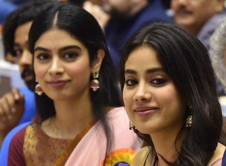 திருமணத்திற்கு இப்படியா கவர்ச்சி உடை அணிந்து வருவது! நடிகை ஸ்ரீதேவியின் மகளால் ரசிகர்கள் ஷாக் – புகைப்படம் இதோ