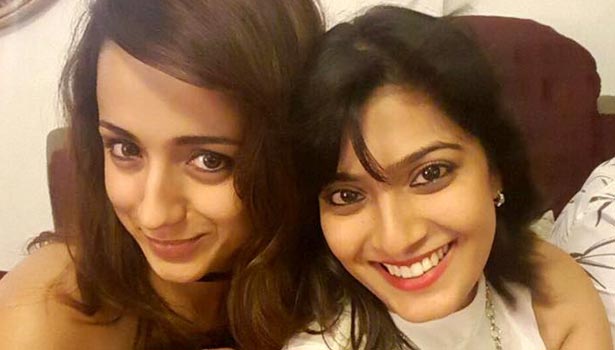 இந்தியாவுக்கு ஆதரவு கொடுக்க இங்கிலாந்து சென்ற நடிகைகள் Actresses-went-England-to-support-India_thinatamil