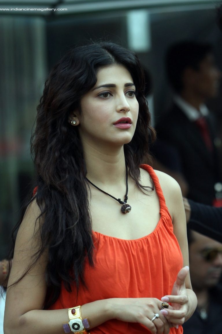 Shruthi-Hassan-glamour-in-mirror-dress-thinatamil