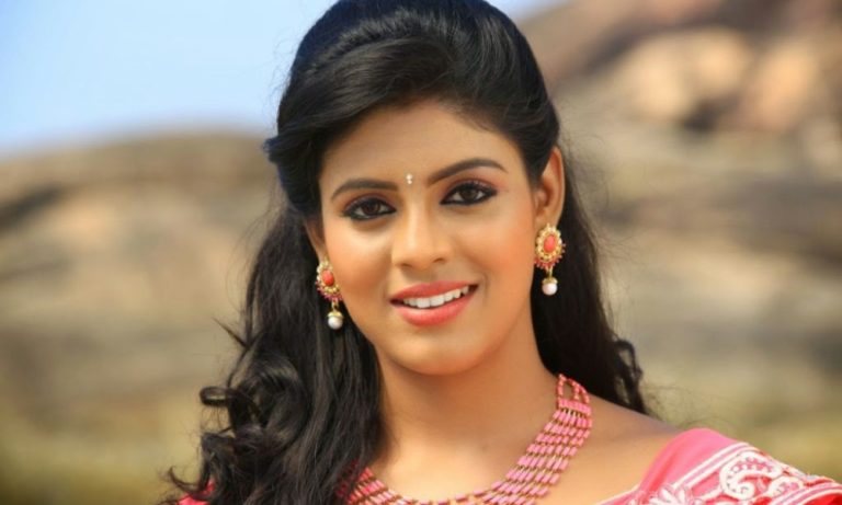 Actress-iniya-take-risk-for-production-thinatamil
