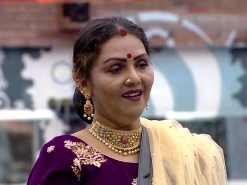 பிக்பாஸ் வீட்டை விட்டு வந்ததும் பெரும் சர்ச்சையில் சிக்கிய பாத்திமா பாபு! பெரும் தவறு? fathima-babu-talking-thinatamil