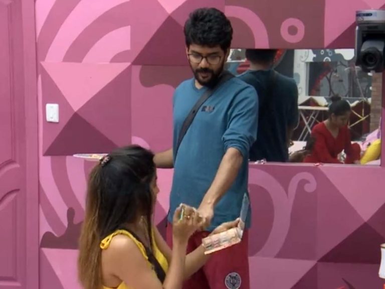 kavin-give-gift-to-shakshi-thinatamil