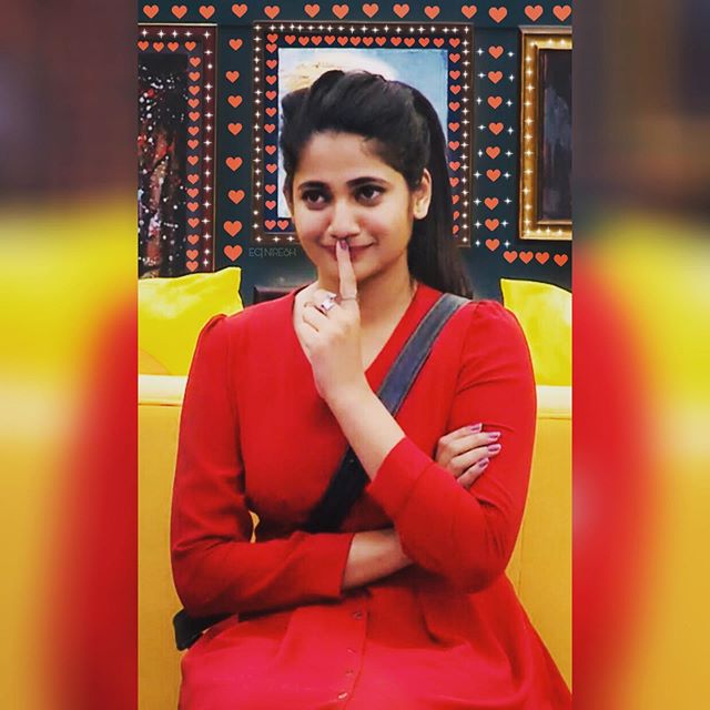 losliya-dance-in-kitchen-thinatamil
