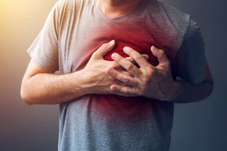 man-having-heart-attack-thinatamil