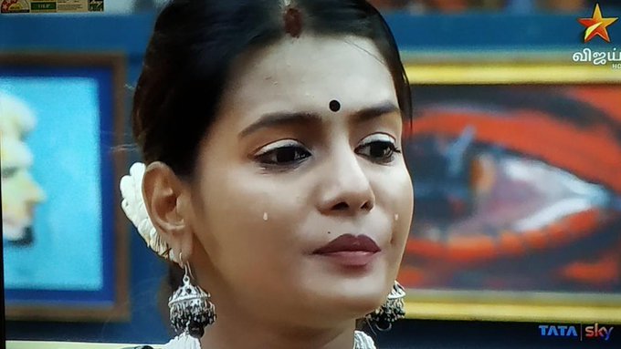 அப்போ இதுக்கு பேர் என்ன..?பழைய போட்டோவை பதிவிட்டு வறுத்தெடுக்கும் நெட்டிசன்கள் meera-mithun-blame-cheran-thinatamil