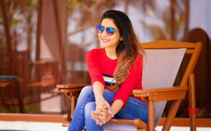 sakshi-agarwal-bigg-boss-tamil-thinatamil