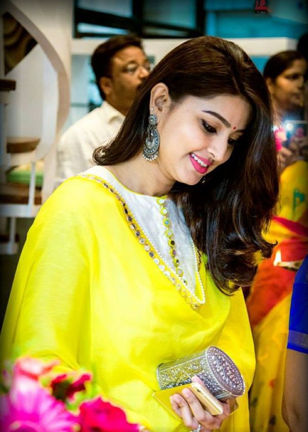 sneha-in-new-look-thinatamil