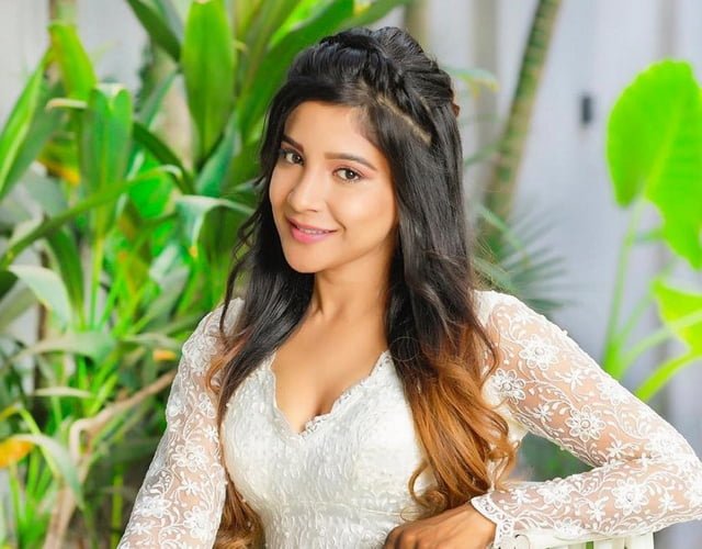 பிக்பாஸை விட்டு வெளியே வந்ததும் சாக்ஷி செய்த காரியம்.. கவினையும் லொஸ்லியாவை பற்றி என்ன சொன்னார் தெரியுமா? Sakshi_Agarwal_back-to-home-thinatamil