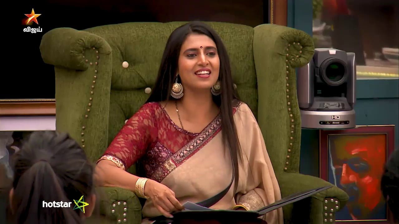 பிக்பாஸ் வீட்டிற்குள் நுழைந்ததுமே சேரனை வம்பிழுக்கும் கஸ்தூரி.. பதிலடி கொடுத்த தர்ஷன் ஷெரின்..! kasthuri-wild-card-entry-thinatamil
