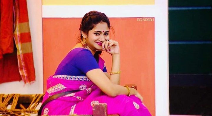 losliya-cute-shy-smile-thinatamil