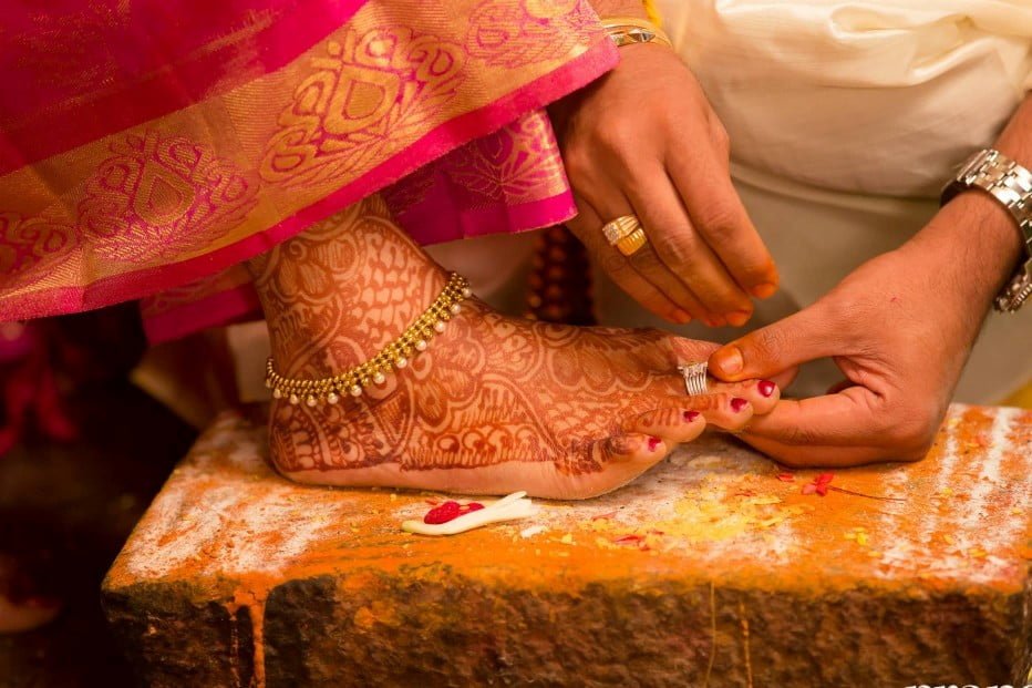 தமிழ் பெண்கள் கொலுசு அணிவதில் இப்படி ஒரு அறிவியல் இருக்கா? வியக்க வைக்கும் உண்மை! பெண்கள் மட்டும் பார்க்கவும் meddi-in-wedding-thinatamil