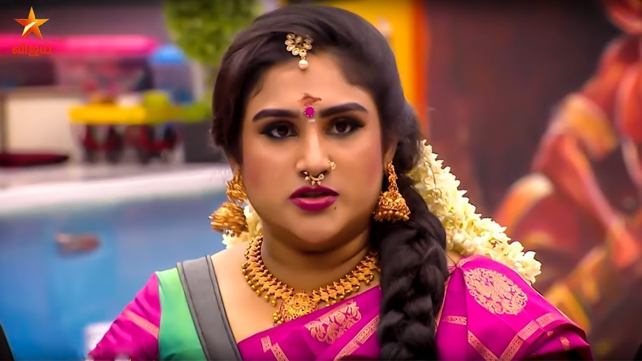 வீட்டில் நுழைந்ததுமே கஸ்தூரியை அதட்டிய வனிதா.. கவின் நீ ஒர்த் இல்ல.. அனைவரையும் வெளுத்து வாங்கும் வனிதா..! vanitha-rentry-in-bigboss-thinatamil