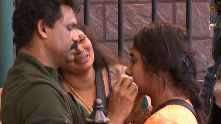 தந்தை அவ்வளவு கண்டித்தும் கமல் முன்பு கால் மேல் கால் போட்டு அமர்ந்த லொஸ்லியா… கமல் கொடுத்த விளக்கம் என்ன? #Losliya #Bigboss3 #Kamalhassan losliya-behaviour-in-biggboss3-thinatamil