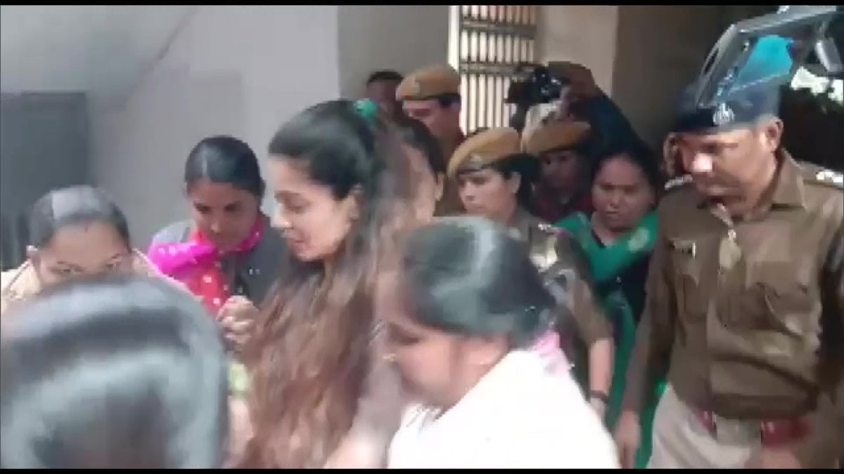 திடீரென்று கைதுசெய்யப்பட்ட பிரபல நடிகை… வீடியோவால் வந்த வினை.. சிறையில் அடைக்க உத்தரவிட்ட நீதிமன்றம்..! Payal Rohatgi #PayalRohatgi payal-rohatgi-detained