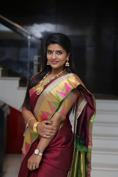 திடீர் திருமணம் செய்துகொண்டாரா ஐஸ்வர்யா ராஜேஷ்.. புகைப்படத்தை பார்த்து அதிர்ச்சியான ரசிகர்கள்..! Aishwarya-Rajesh-gets-married-thinatamil