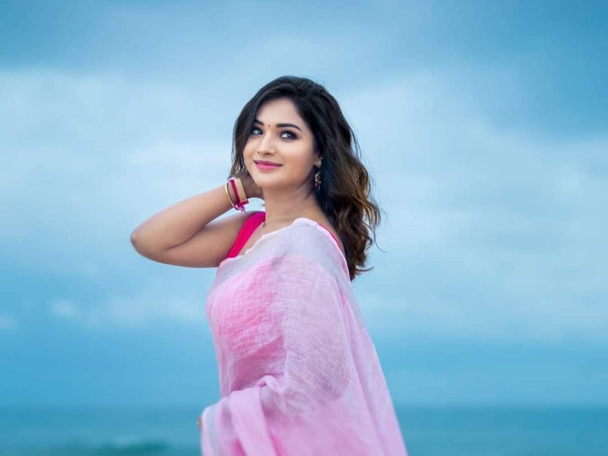 இலங்கை தமிழரை மணந்த பிரபல நடிகையின் பதிவு… ஊரடங்கினால் இவ்வளவு வேதனையில் இருக்கிறாரா? ayutha-ezuthu-serial-saranya-thinatamil