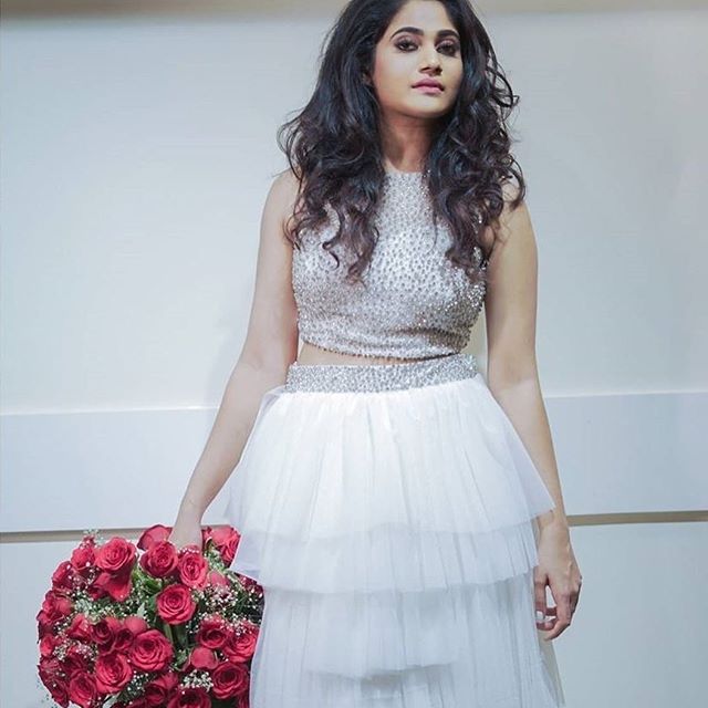 losliya-controversary-photo-thinatamil