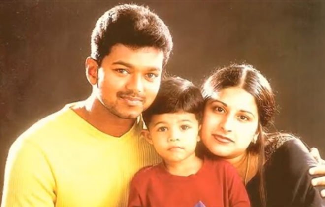 வெளிநாட்டில் படிக்கும் நடிகர் விஜயின் மகனா இது? அப்பாவையே மிஞ்சிடுவார் போலயே…! vijay-son-jason-sanjay-thinatamil
