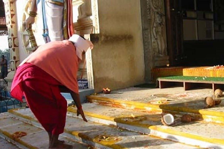 கோவிலில் படிகட்டினை தாண்டி செல்வது ஏன்? kovil-vayilpadi-thanduthal-thinatamil