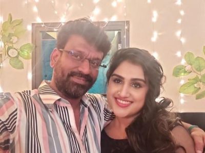 Vanitha_Vijaykumar_and_Peter_Paul_family_thinatamil