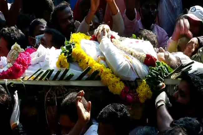 மக்கள் வெள்ளத்துக்கு நடுவே விவேக்கின் இறுதி ஊர்வலம்…! மக்கள் வெள்ளத்துக்கு நடுவே விவேக்கின் இறுதி ஊர்வலம்...!