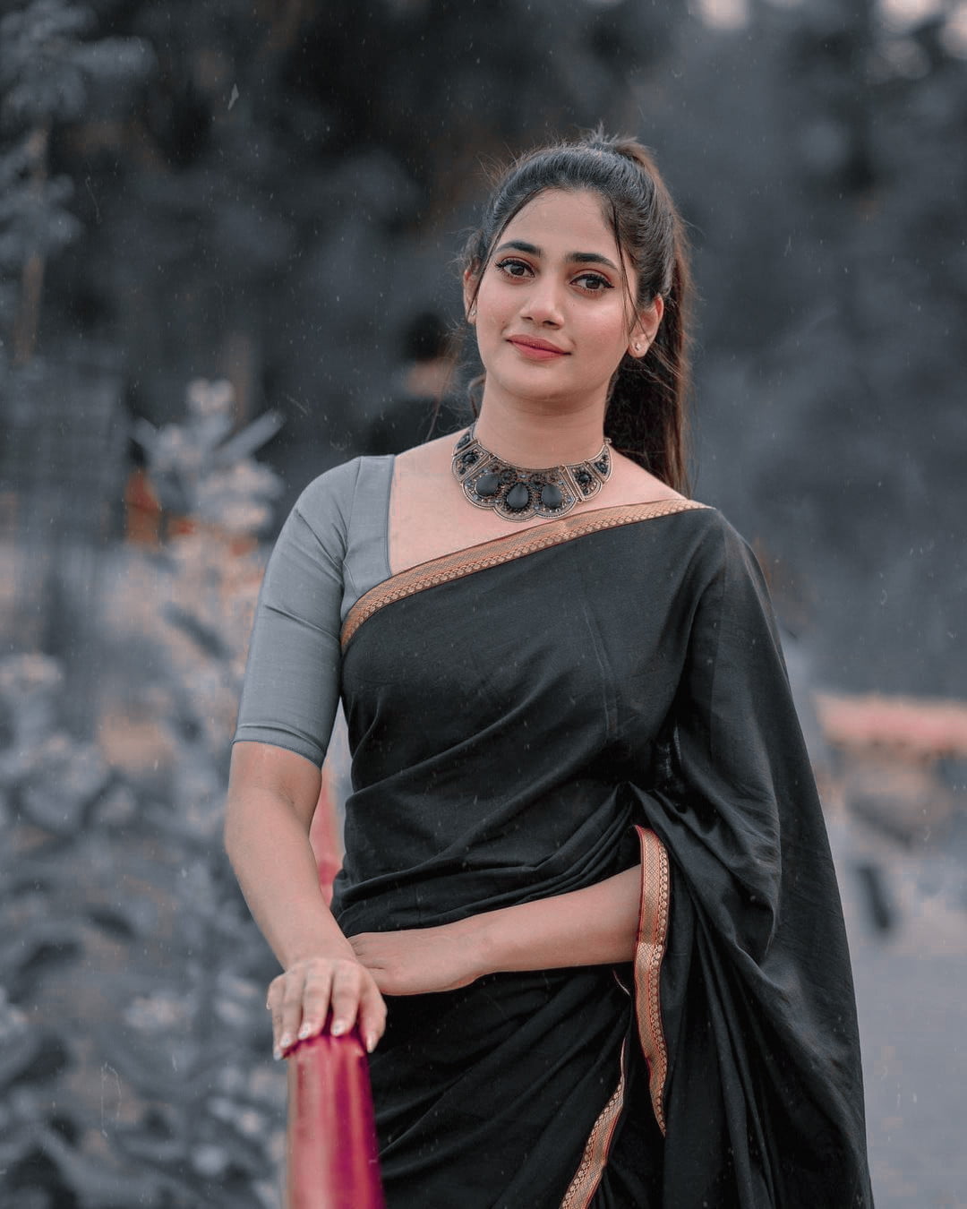 புடவையில் ஜொலிக்கும் ஈழத்து பெண்! கிரங்கி போன தமிழ் ரசிகர்கள்….. தீயாய் பரவும் புகைப்படம் 3 cute-losliya-thinatamil