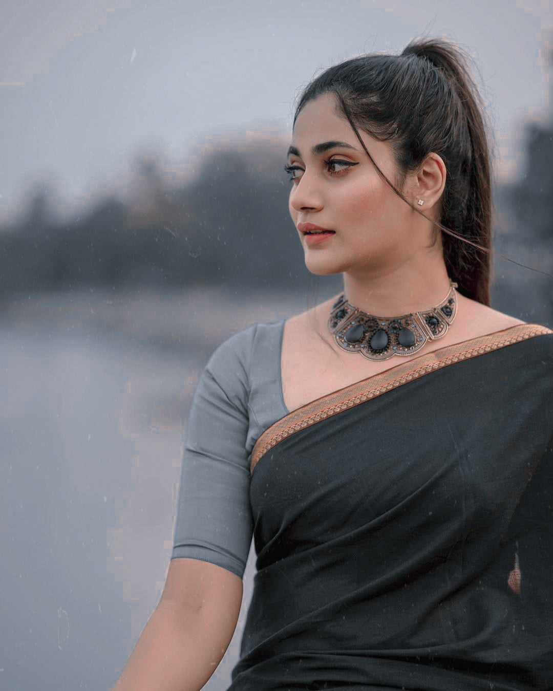புடவையில் ஜொலிக்கும் ஈழத்து பெண்! கிரங்கி போன தமிழ் ரசிகர்கள்….. தீயாய் பரவும் புகைப்படம் 4 losliya-goreous-thinatamil